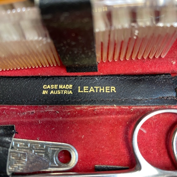 Vintage Gentleman Brush and Manicure Set Built In Zip Around Closure Leather - Picture 12 of 16